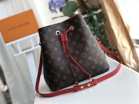 do you get commission at louis vuitton|Louis Vuitton pay review.